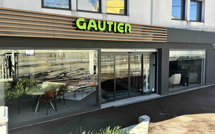 L’agenceur d’intérieur vendéen poursuit son maillage du territoire. Dernière ouverture en date : celle intervenue le 19 avril dernier, dans la zone commerciale du Carrefour d’Antibes (06). Aux manettes de cette unité flambant neuve de quelque 300 m2 : Jérôme Bachou, franchisé.