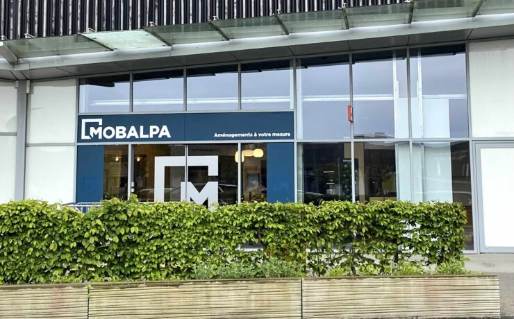 Ce point de vente franchisé, d’une surface de 290 m2, dispose d’une très belle longueur de vitrine, permettant de rendre le savoir-faire de la marque en matière d’aménagement global de l’habitat visible depuis l’extérieur. Il présente un appartement de 60 m2 et sept expositions de cuisines.