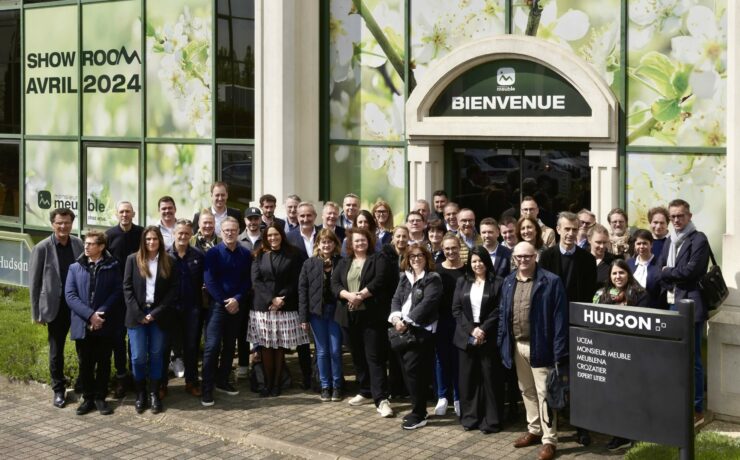 En avril dernier, fort d’une équipe intégralement reconstituée et désormais au grand complet, l’UCEM (qui fédère aussi les enseignes Meublena, Crozatier et Expert Litier), a présenté à ses adhérents Monsieur Meuble une collection dont l’objectif consiste à apporter du business aux magasins dans une période difficile, tout en renouant avec l’ADN de la marque multispécialiste milieu/haut de gamme. Un tournant ?