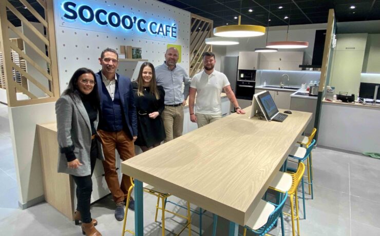 Avec une surface de 315 m2, ce point de vente flambant neuf, au cœur de la zone commerciale de la Tibourgère, aux Herbiers (85), marque le début d’un nouveau challenge pour Rosane et Thierry Gallic. L’équipe est aujourd’hui composée d’un manager et de deux “Kitcheners”, qui accompagnent les deux entrepreneurs dans le lancement de ce magasin.