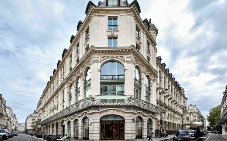 Pendant un an, la marque de décoration et d’ameublement du groupe espagnol Inditex prend ses quartiers au numéro 117 de la rue du Bac, dans le 7e arrondissement de Paris. Ce flagship éphémère présente toutes les collections et catégories de produits de la marque (meubles, linge de maison, vaisselle, décoration…), enrichies de capsules en éditions limitées et d’espaces exclusifs.