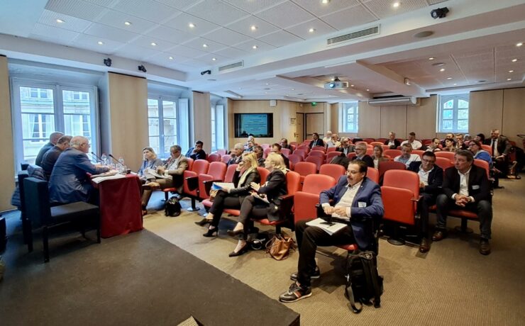 Au 31 décembre dernier, la CNEF réunissait 49 entreprises à enseignes nationales et 8 chambres territoriales et sectorielles, pour un total de 7 629 magasins (ou sites de vente en ligne). D’ici au 31 décembre 2025 et sous réserve de validation des deux demandes en représentativité déposées par la confédération pour gérer chacune des deux conventions collectives actuelles, la CNEF se substituera à la FNAEM et à la FENACEREM pour l’ensemble de leurs actions sociales.