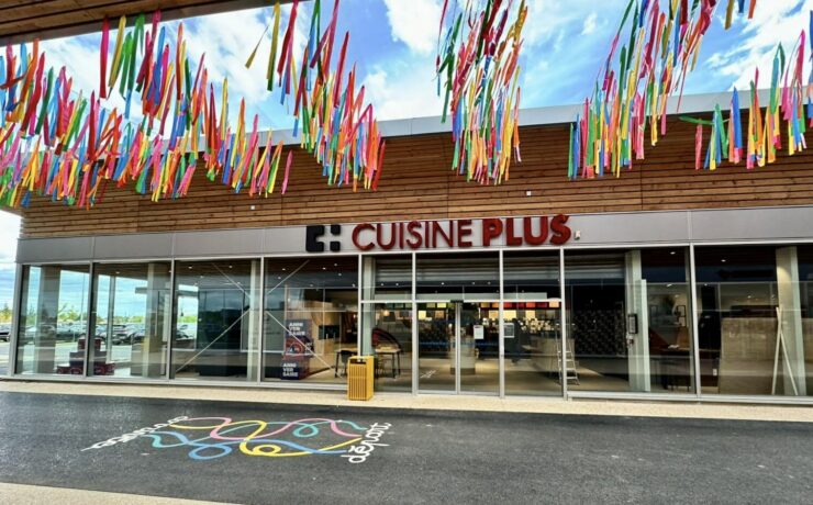 Romain Grivet, ancien animateur de réseau de la bannière spécialiste des cuisines équipées sur mesure du groupe FBD, a ouvert un point de vente Cuisine Plus au numéro 2 de la rue Maria Deraisme, au sein du centre commercial “Parenthèses” de Persan (95). Pour cette nouvelle ouverture, l’entrepreneur a embauché quatre vendeurs, tous formés au préalable pendant cinq semaines à la “FBD Academy”.