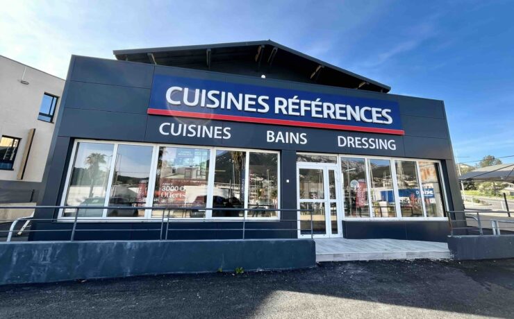 L’enseigne du groupe FBD annonce intensifier son développement en région Sud, avec de nouveaux magasins dans plusieurs départements. Le réseau a récemment inauguré trois nouveaux showrooms à Antibes (06) et à Pertuis (84), ainsi qu’à Toulon (83), où le magasin existant a déménagé pour gagner en visibilité et accessibilité. L’enseigne, qui totalise désormais neuf unités en région Sud, a également procédé à la rénovation complète du magasin de La Ciotat (13).