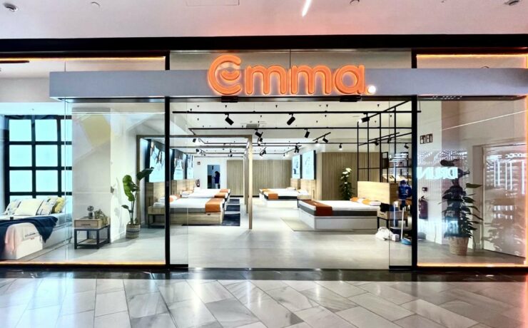 D'abord pure player et concentrée uniquement sur la vente en ligne, la marque de literie Emma s’est progressivement associée à un réseau de partenaires en France, qui lui ont permis de développer une forme de proximité avec le client, tout en proposant à celui-ci une offre produit élargie… Elle passe aujourd’hui un nouveau cap, en ouvrant son premier magasin dans l’Hexagone, où elle projette d’ores et déjà de nouvelles ouvertures dans les mois à venir. Explications.