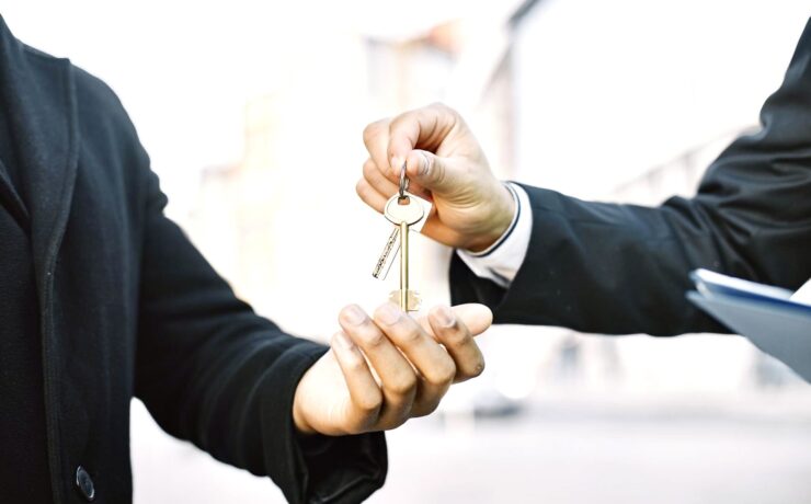 Si le nombre de transactions dans l’ancien devrait continuer de diminuer au cours des prochains mois, la baisse annuelle, assez stable depuis quelques mois, pourrait commencer à s’amoindrir. Le marché immobilier arrive à son point d’atterrissage. L’organisation professionnelle des notaires de France note même par endroits un regain d’activité qui, s’il n’est pas encore vivace, peut laisser augurer d’une reprise, à mesure que la BCE desserre les contraintes impactant le marché.