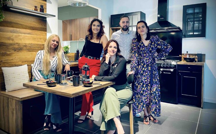 Ouvert depuis le 16 mai dernier sur une surface de 400 m2, Ixina Manosque dispose d’un espace de cocréation, ainsi que d’une zone inspirationnelle et participative équipée d’une matériauthèque, au sein de laquelle les clients sont invités à donner vie à leur projet. Le couple de franchisés à la tête de cette nouvelle unité (Meaghan et Joffrey Ozouf) est assisté de trois concepteurs-vendeurs.