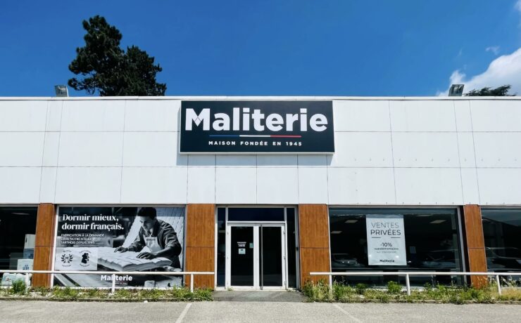 Désormais seul à la barre du groupe Maliterie (80 magasins, une usine à Neuville-sur-Sarthe et un site marchand), Stéphane Comptour fait savoir qu’il a impulsé une nouvelle dynamique à l’enseigne. Fort de gammes retravaillées, d’une informatique commune à tous les points de vente, d’un site web en cours de modernisation et d’une nouvelle identité graphique, il souhaite désormais attirer des candidats à la franchise.