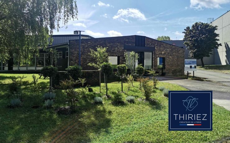 Entre autres résolutions, le fabricant français de literie noue un partenariat avec “Planteurs Volontaires”, association implantée dans les Hauts-de-France, qui s’est donnée pour mission de reboiser la région (l’une des moins boisées du pays). Ainsi, depuis le 5 juin dernier et jusqu’au 5 octobre prochain, 1 % des ventes de la collection de matelas “Avenir” sera reversé à l’association.