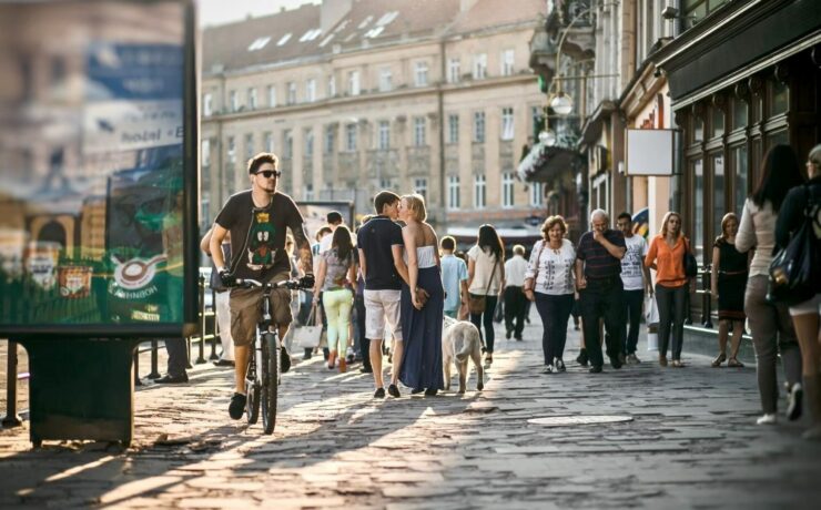 C’est l’un des enseignements du “9e Baromètre du Centre-Ville et des Commerces”, réalisé par l'institut CSA et Citiz Media, avec le soutien de l'Agence nationale de la cohésion des territoires, pour l’association “Centre-Ville en Mouvement” : 34 % des Français considèrent que le commerce de proximité doit être la priorité numéro un pour dynamiser les centres-villes. Tiens tiens.