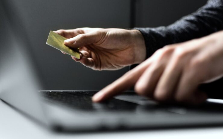 La Fédération du e-commerce et de la vente à distance (Fevad), qui fédère aujourd’hui plus de 800 entreprises, fait état d’une croissance du e-commerce qui demeure robuste au premier trimestre 2024, soutenue par la solidité des ventes de services (en hausse de 13,3 %) et un redressement des ventes de produits (avec un nombre de commandes à +1,1 %).