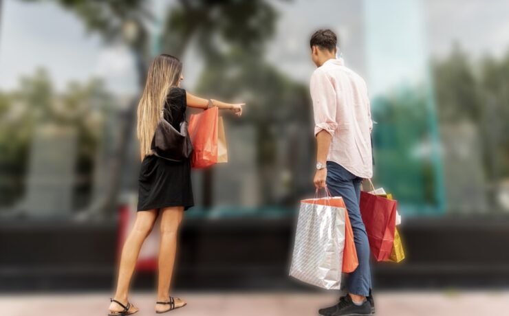 En attendant de se “réinventer” et dans l’urgence, les distributeurs continuent majoritairement de miser avec constance sur le renouvellement de l’offre. Il s’agit là de l’un des nombreux enseignements du dernier baromètre Maison&Objet “de l’industrie internationale de la décoration, du design et de l’art de vivre”… Qui révèle aussi que le concept d’intelligence artificielle est d’ores et déjà adopté par 34 % des entreprises et personnes interrogées avec, en tête, le logiciel ChatGPT (89 %).