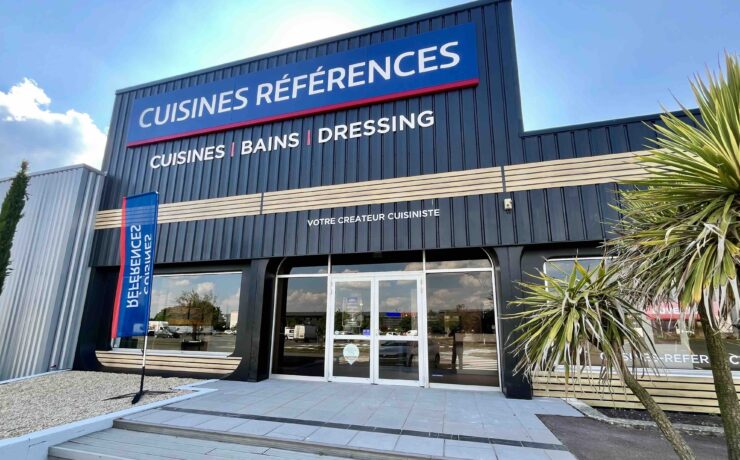 Situé boulevard Nominoë, sur la commune de Pacé (35), ce showroom, d’une superficie de 366 m2, permet à ses visiteurs de découvrir de nombreux modèles et aménagements : 11 cuisines, 3 salles de bains, 2 dressings. À sa tête : Nicolas Salmon et Anaïs Lejop qui, comme l’ensemble des adhérents de l’enseigne Cuisines Références, présentent la particularité d’être issus du secteur de la cuisine équipée.