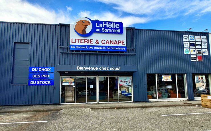Outre son retour sur le petit écran et sur les ondes (avec pour principal objectif de développer la notoriété de la marque sur le territoire national), La Halle au Sommeil maintient un rythme d’ouvertures soutenu. L’enseigne à la marmotte fait ainsi état de trois inaugurations, intervenues sur le deuxième trimestre, à Aix-les-Bains (73), Les Herbiers (85) et Cholet (49).