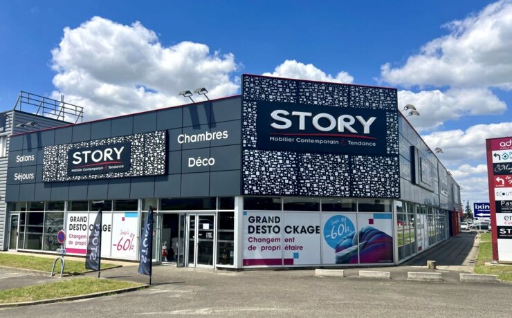 Fort de son expérience en tant qu’entrepreneur et dirigeant de plusieurs enseignes, Jérémy Fouray a repris le magasin Story situé au nord de la ville du Mans (72). Pour marquer cette nouvelle étape, une grande opération de déstockage a été lancée. De plus, le magasin participera à la Foire du Mans en septembre prochain. Objectif : insuffler une nouvelle dynamique à l’enseigne sur la ville, tout en offrant une expérience unique aux clients.