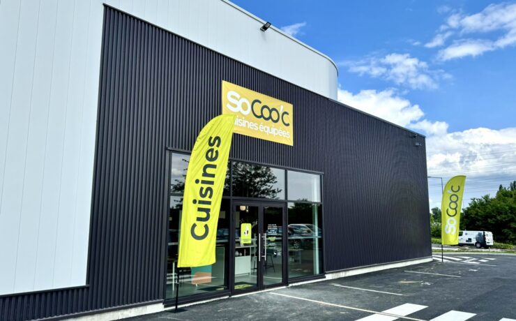 Avec une surface de près de 300 m2, cette nouvelle implantation tourangelle marque la suite de l’aventure pour Aurélien Legrand et Rémi Vallée, déjà repreneurs d’un magasin SoCoo’c au Mans (72) en février 2023. Pour l’ouverture, l’équipe est composée des deux amis et de quatre “Kitcheners”, qui participent pleinement au lancement de ce nouveau point de vente.
