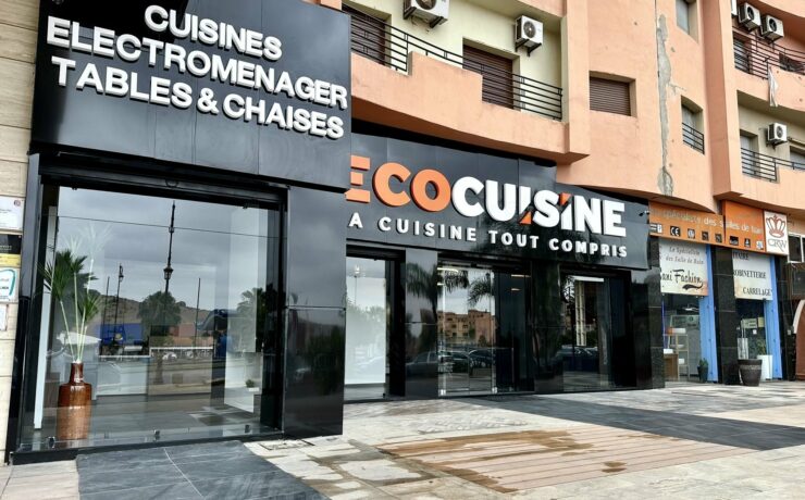 Marrakech accueille un nouveau point de vente sous la bannière Ecocuisine, première unité hors d’Europe pour la marque française qui, avec cette inauguration, franchit une étape importante de son histoire. Ce magasin en effet, qui offre une gamme complète de cuisines, salles de bains, salles à manger et autres aménagements intérieurs, incarne les ambitions internationales de l’enseigne.