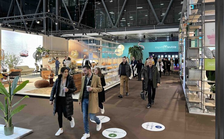 Pour tirer pleinement profit du prochain salon EspritMeuble (16 - 19 novembre 2024), les organisateurs de la manifestation recommandent à leurs visiteurs de prévoir au moins deux jours de visite, tout particulièrement dans un contexte économique exigeant. Pour les en convaincre, ils mettent en avant quatre raisons essentielles : découvrir les futurs best-sellers de 2025 ; accéder à des solutions pratiques et innovantes ; s'informer et se projeter vers 2025 ; rencontrer la grande famille de l'ameublement et de la cuisine.
