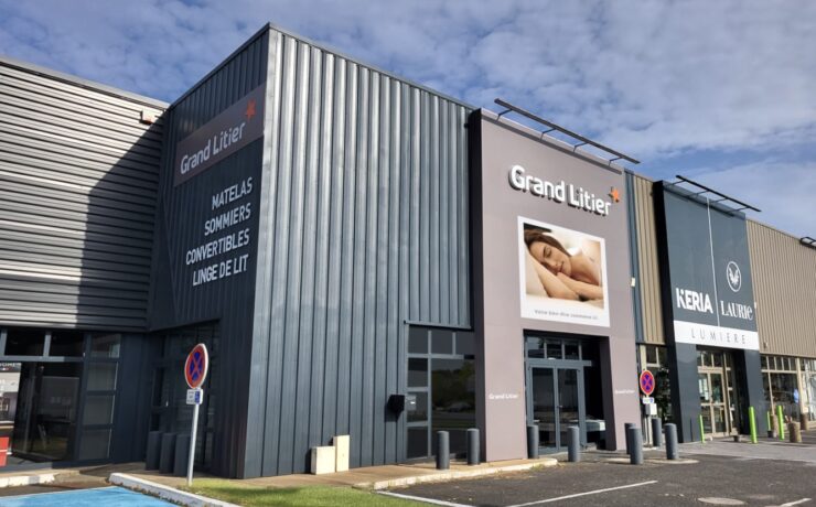 La bannière Grand Litier (plus de 120 magasins à ce jour), annonce le déménagement du point de vente de Chasseneuil-du-Poitou vers un emplacement premium, voisin du précédent et toujours à une dizaine de kilomètres du centre-ville de Poitiers (86). À la tête de ce nouvel écrin : Virginie et Yannick Michel qui, avec leur équipe, projettent d’atteindre rapidement leur objectif, à savoir une hausse de 40 % du chiffre d’affaires annuel.