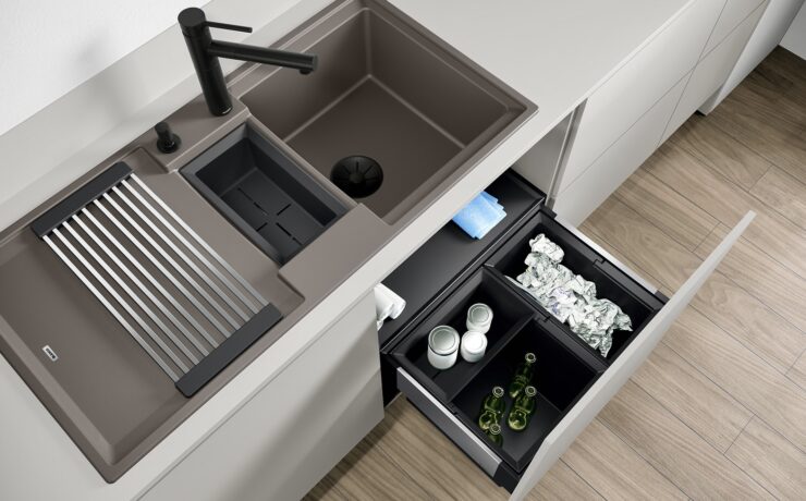 Les éviers de cuisine en composite Silgranit de la gamme “Blanco Adira” et les cuves de cuisine en inox gris foncé “Dark Steel” sont lauréats des “Red Dot Product Design Awards 2024”. Une double distinction que les dirigeant du fabricant allemand interprètent comme une reconnaissance et une récompense de leur approche industrielle, qui consiste à concilier design, durabilité et facilité d’usage.