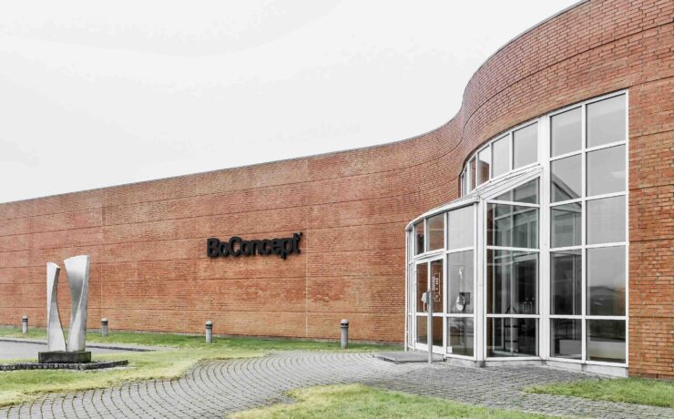 Au sortir de son exercice fiscal 2023/2024, la chaîne danoise BoConcept déplore une baisse de 12 % de son chiffre d’affaires par rapport à l'année précédente ; mais son EBITDA reste élevé, à 16,2 % versus 16,5 % l'année précédente. Une performance dans laquelle la direction de l’entreprise voit une illustration de la capacité de sa marque à faire preuve d’agilité et de résilience dans un marché difficile.