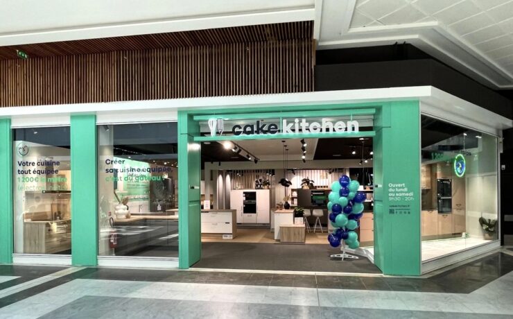 Inaugurée en Île-de-France en juillet 2022, la nouvelle enseigne du groupe FBD, qui propose notamment une approche tarifaire calculée au mètre linéaire et un parcours client digitalisé, a ouvert les portes de son deuxième point de vente le 25 juillet dernier, au sein du centre commercial “Mérignac Soleil”, dans la plus peuplée des communes de la banlieue bordelaise. À la clé : une version affinée d’un concept qui entend toujours casser les codes de son secteur.