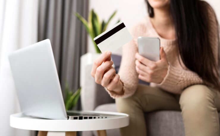 La France (où le commerce en ligne ne cesse de progresser), est le deuxième plus grand marché e-commerce d'Europe. Même s’ils se montrent parfois critiques sur les effets d’internet (dépendance, isolement, sédentarisation…), les Français l’apprécient de plus en plus. Tant et si bien que le commerce électronique représente désormais 10 % du commerce de détail. Tels sont quelques-uns des enseignements de l’édition 2024 des “Chiffres-clés e-commerce” récemment publiés par la Fevad…