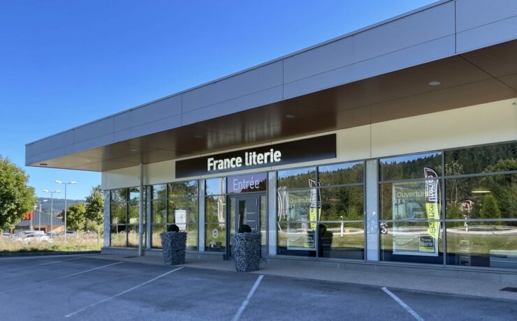 Ce sont trois associés de longue date (Saïd Allouza, Franck Tosseri et Julien Rota), qui portent ce nouveau point de vente de quelque 220 m2, implanté sur la commune de La Cluse-et-Mijoux (25), à quelques encablures de la frontière suisse. Leur objectif : faire de cette adresse LA référence incontournable du bien dormir pour les habitants de Pontarlier et de ses environs.