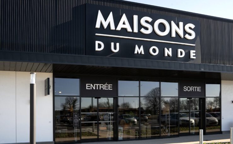 Au sortir d’un deuxième trimestre pénalisé par les incertitudes macroéconomiques, les dirigeants de Maisons du Monde se fixent pour priorité de poursuivre leur plan de transformation, voire d’en accélérer certains aspects au cours de ce second semestre. Principaux objectifs d’ici 2026 : réformer le modèle commercial du groupe et se distinguer de la concurrence grâce à une offre optimisée, un concept renouvelé et une présence affirmée à travers son réseau de magasins (incluant une part significative de partenaires affiliés).