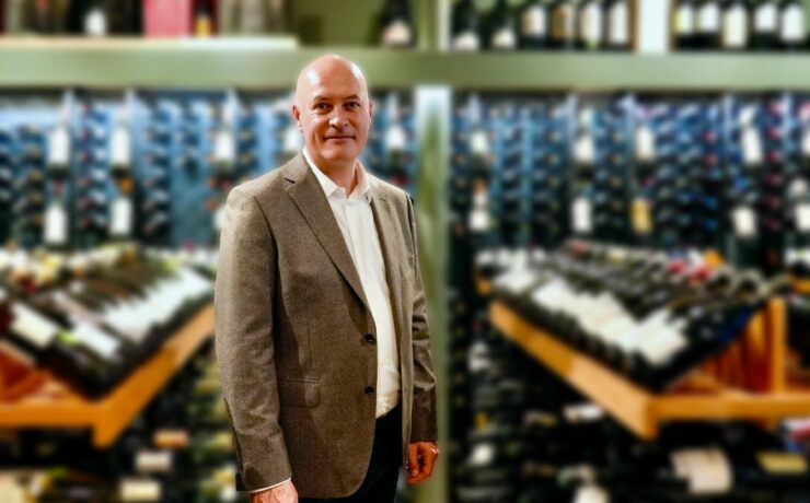 Olivier Mermuys, directeur général de l'enseigne Cavavin (vins et spiritueux) et administrateur de la fédération depuis 2021, prend la présidence de la Fédération française de la franchise (FFF) pour un mandat de deux ans. Il s’est notamment engagé à poursuivre et à développer les missions de la FFF, dans le but de faire reconnaître la vitalité de son modèle entrepreneurial, tout en préservant les valeurs fondamentales de la franchise : proximité, accompagnement et réussite partagée.