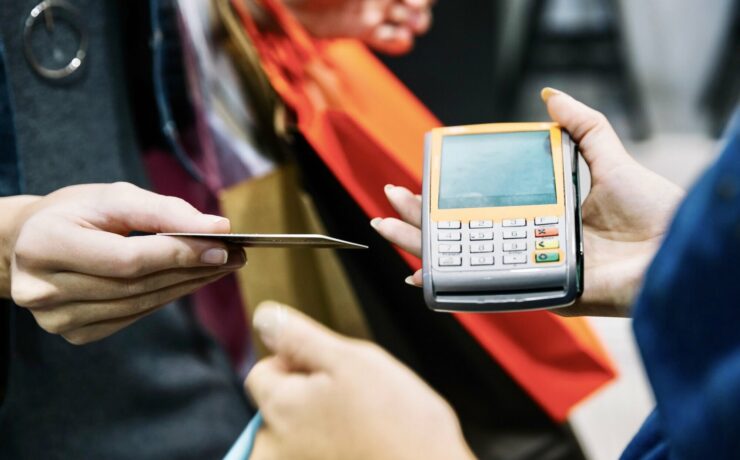 Selon Procos (Fédération pour la promotion du commerce spécialisé), l’activité des magasins des enseignes du commerce spécialisé s’est terminée, à fin août, en très légère hausse, de 1,5 % par rapport à août 2023. Par ailleurs, alors que la fréquentation des points de vente était fortement négative en juillet, elle s’est avérée plus favorable en août. Mais ces tendances générales masquent des réalités sectorielles contrastées…