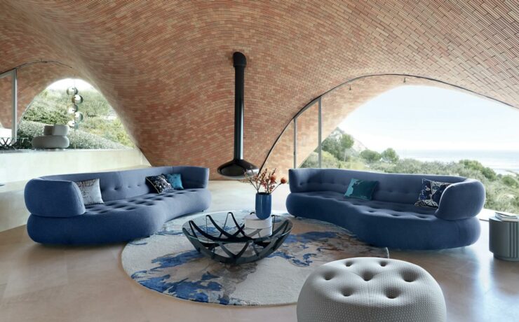 En parfaite cohérence vis-à-vis de ce qui avait été annoncé fin avril, Roche Bobois publie un chiffre d’affaires de 204,4 M€ au premier semestre 2024, en repli de 7,8 % à changes courants (-8 % à changes constants), avec, en outre, une amélioration au deuxième trimestre par rapport au premier trimestre. Au 30 juin 2024, le groupe compte 342 magasins, dont 265 unités Roche Bobois et 77 points de vente Cuir Center.