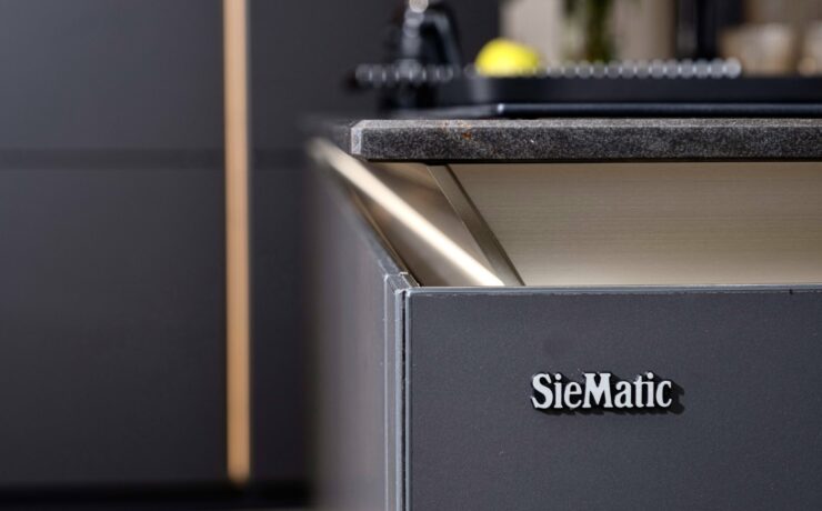 La griffe allemande de cuisines haut de gamme a ouvert deux nouveaux showrooms ; un premier sur l'Île de Beauté, un second en Bretagne. Ces deux nouvelles adresses ont été conçues comme de véritables lieux de vie sensés permettre aux clients de découvrir l'ADN de SieMatic et de ses créations. La marque-enseigne est aujourd’hui présente dans plus de soixante pays.