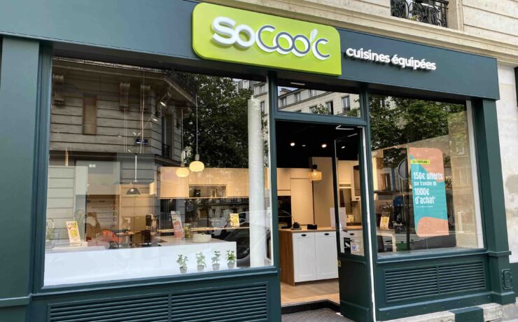 Le 5 juillet dernier, l’enseigne du groupe Fournier a inauguré un nouveau point de vente dans le 15e arrondissement de la capitale. Sur seulement 100 m2, mais avec un concept magasin optimisé pour les surfaces réduites propres à certains centres-villes, cette unité en propre expose tout de même six modèles de cuisines. SoCoo’c compte désormais 195 unités en France, dont 75 succursales et 120 en franchise.