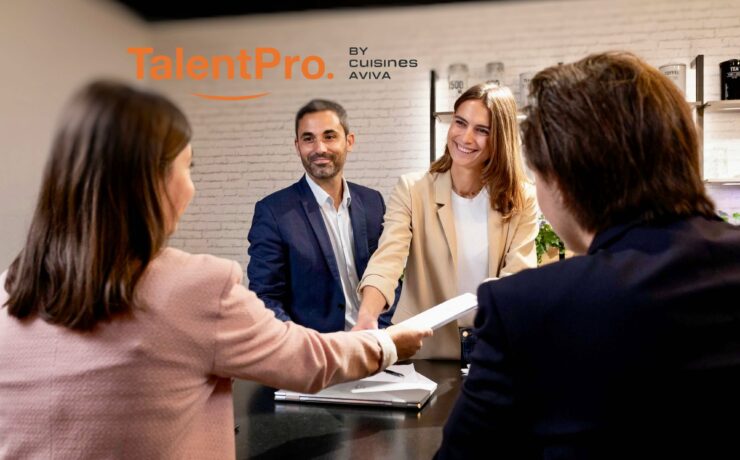 Le programme “Talent Pro” de Cuisines AvivA s'adresse aux vendeurs, responsables ou directeurs de magasins qui souhaitent se lancer dans l'entrepreneuriat, mais ne disposent pas des ressources financières nécessaires. Ce dispositif vient compléter la stratégie de développement et de recrutement soutenu de l’enseigne, dont la vocation vise à atteindre l’objectif officiel de 150 points de vente à horizon 2025.