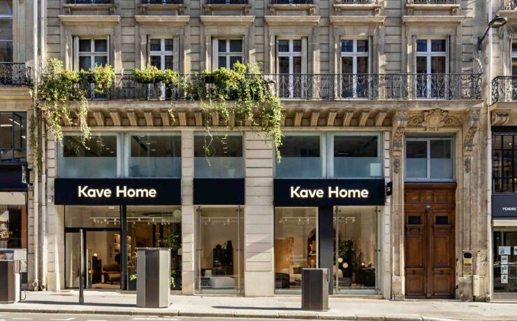 La marque ibérique de mobilier et objets de décoration design, Kave Home, basée sur la commune de Sils, dans la province de Gérone, a ouvert les portes de son premier point de vente dans Paris intra-muros, au cœur du 2e arrondissement de la capitale. Sur une surface de quelque 840 m2, l’enseigne y propose notamment “l’Atelier”, un espace conçu pour présenter les possibilités de personnalisation de son offre.