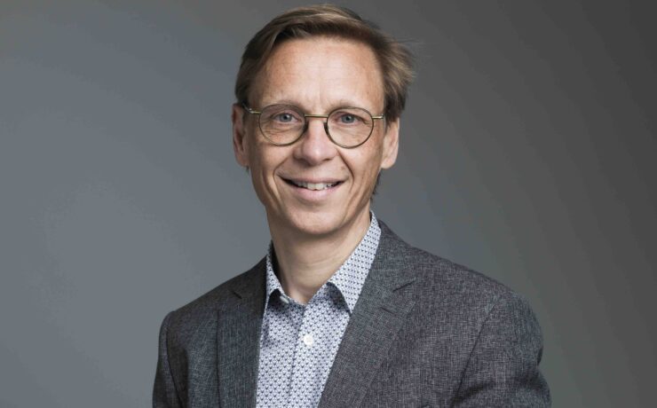 La feuille de route du nouveau directeur général, telle que résumée par la direction du groupe Finadorm à l’occasion de cette nomination, tient en quelques mots : construire et déployer les nouvelles orientations stratégiques de l’enseigne La Compagnie du Lit dans un contexte de marché complexe et développer le réseau de magasins, qui en compte aujourd’hui une centaine.