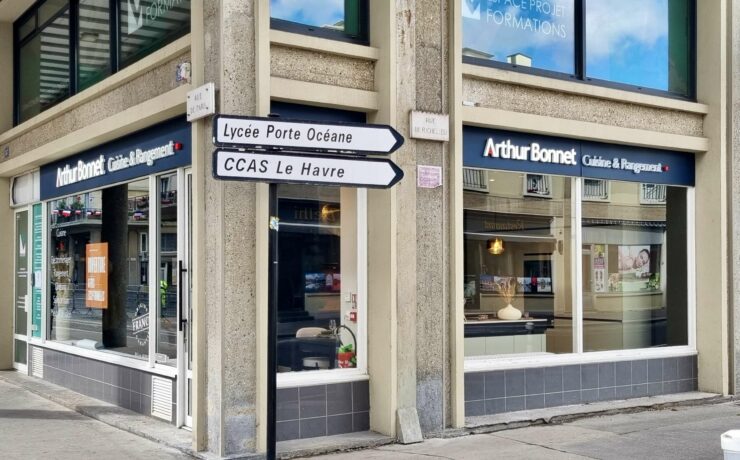 À la tête de ce showroom flambant neuf : Delphine Illionnet et Charly Fleuret. Delphine Illionnet connaît très bien la marque, puisqu’elle a débuté en tant que conceptrice-décoratrice dans le magasin Arthur Bonnet de Rouen, il y a quelques années de cela. C’est au travers d’un espace de quelque 120 m2 que les deux associés ont décidé de valoriser l’offre de la marque cuisiniste labellisée “Origine France Garantie”.