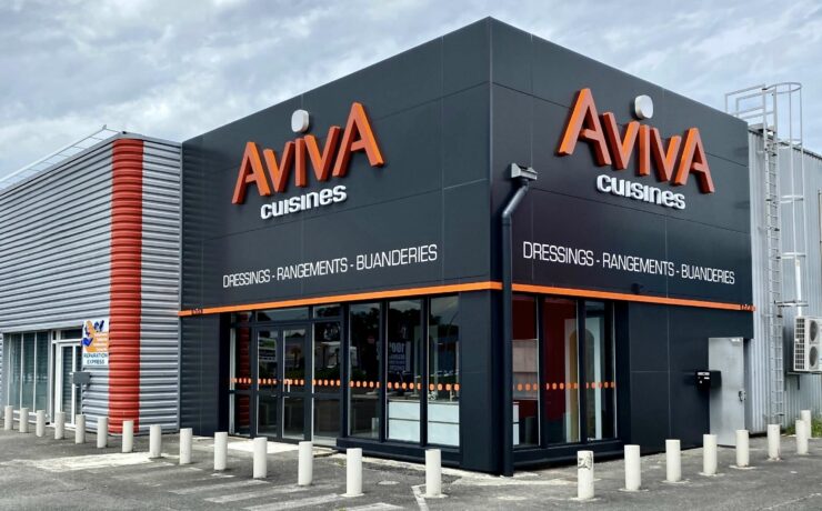Les inaugurations de ces deux nouveaux magasins, de 285 m2 à Lattes (34) et de 300 m2 à Lons (64), sont une nouvelle illustration du dynamisme d'expansion territoriale de l’enseigne de cuisines “high value, low cost” et de la détermination de ses dirigeants à faire rayonner le réseau Cuisines AvivA. Objectif : atteindre les 150 points de vente à horizon 2025 (versus 118 à ce jour).