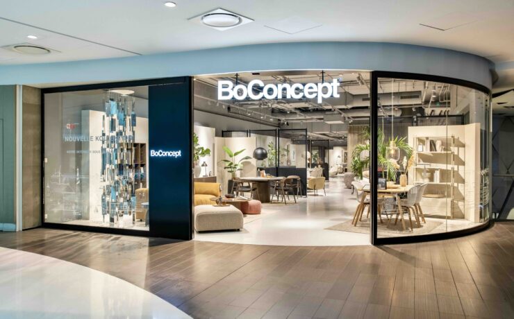 Tandis qu’un grand nombre des points de vente BoConcept de France ont d’ores et déjà fait peau neuve ces derniers mois (en commençant par le Sud-Ouest, le Sud-Est, puis le Centre), c’est aujourd’hui au tour du magasin implanté au cœur du centre commercial parisien “Beaugrenelle” (Paris 15e), d’adopter le “concept architectural” de la bannière danoise.