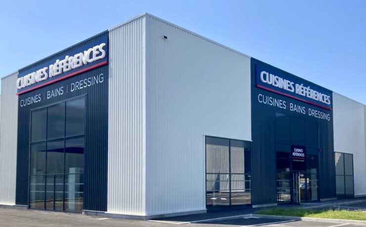 Le magasin, idéalement situé dans la zone commerciale de Creil Saint-Maximin (60), propose un espace de 300 m2 dédié à la cuisine et à l’aménagement intérieur. On y trouve huit expositions de cuisines, deux salles de bains, un dressing, ainsi que des buanderies et une partie living. Aux commandes de ce point de vente flambant neuf : Maxime Audouin et Emeline Scat, déjà gérants du Cuisines Références de Noyon, également dans l’Oise.