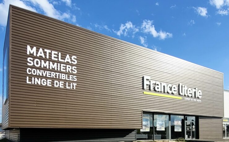 L’enseigne des “Experts de vos nuits” a ouvert un nouveau point de vente en périphérie de la Ville rose, sur 468 m2 ; un projet porté par le groupe Sadoun, acteur majeur de l'ameublement en Occitanie. Le magasin, qui propose les collections exclusives France Literie et veut offrir à ses clients une expérience d’achat optimale, est piloté par Philippe Baudet et dirigé par Davy Teikitumenava.