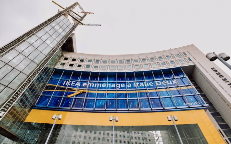 Sur son exercice 2023/2024, Ikea France a réalisé un chiffre d’affaires de 3,7 Md€, en baisse de 3,6 %. Dans un marché qui se contracte et un contexte incertain, le distributeur fait mieux que limiter la casse, notamment en renforçant sa stratégie d’investissement dans l’accessibilité de ses prix. En outre, si l’on en croit ses dirigeants, l’enseigne augmente encore ses volumes, notamment sur le secteur de la chambre, univers au cœur de l’offre “sommeil”, annoncée comme priorité commerciale en 2024/2025.