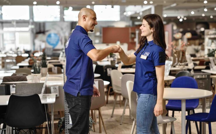 Du 1er septembre 2023 au 31 août 2024, le Danois Jysk a réalisé un chiffre d’affaires de 41,4 milliards de couronnes danoises (5,6 milliards d'euros), soit une hausse de 7,6 %. Au cours de ce même exercice 2023/2024, l’enseigne à la tête d’oie a poursuivi son expansion et a annoncé son intention d'ouvrir ses premiers magasins au Maroc au printemps 2025.