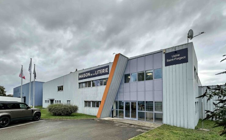 Reprise il y a un an par le groupe Fremaux-Delorme, leader mondial du linge de maison haut de gamme, l’enseigne Maison de la Literie bénéficie d’ores et déjà des investissements consentis par ses nouveaux propriétaires, notamment dans la transformation de ses sites de production, au premier rang desquels l’usine de matelas de Saint-Forgeot (71), que nous avons pu visiter. Véritable centre névralgique du spécialiste literie, elle incarne à elle seule l’ADN de “fabricant-distributeur” que ses dirigeants veulent cultiver durablement, pour faire la différence.