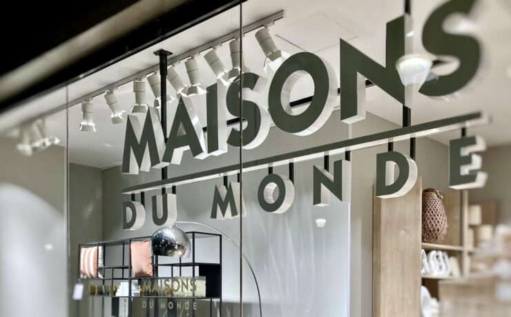 Une contre-performance que les dirigeants du distributeur expliquent à la fois par l’environnement économique du moment et par des facteurs liés au plan de transformation de l’entreprise actuellement en cours, au premier rang desquels la rénovation du réseau de magasins. Parmi leurs priorités du quatrième trimestre figurent d’ailleurs non seulement la poursuite de cette modernisation du parc, mais aussi le lancement d’un concept spécifiquement adapté aux centres commerciaux.