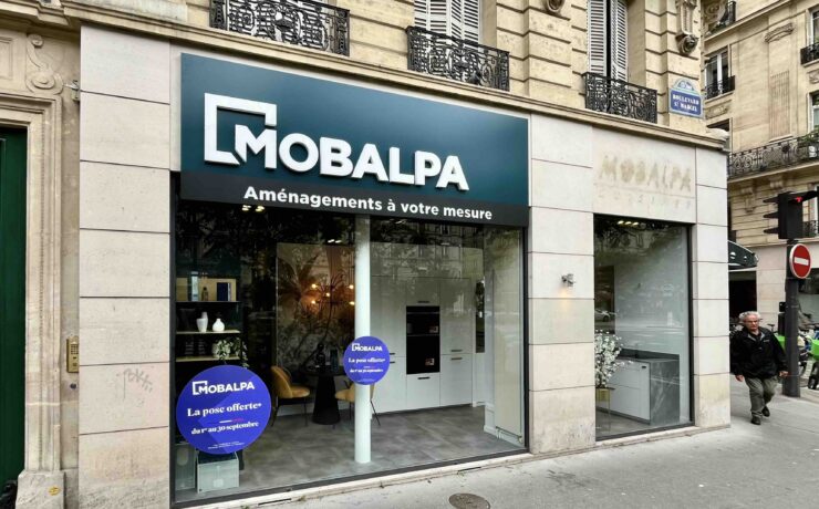 Le magasin se situe au numéro 77 du boulevard Saint-Marcel. Implanté dans un superbe bâtiment typiquement parisien, il se trouve en angle, avec une belle vitrine et devrait bénéficier d’un fort passage, caractéristique de ce secteur qualitatif. D’une surface de 114 m2, il présente notamment un appartement de 30 m2 mettant concrètement en avant la capacité de Mobalpa à agencer l’ensemble de l’habitat.
