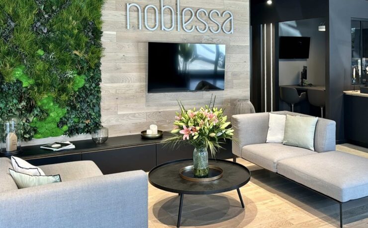 Pour exploiter les 300 m2 de surface de ce magasin, les deux co-directeurs et concepteurs-agenceurs qui ont choisi d’investir dans le renouveau de cette affaire (Alison Raibaut et Florian Salzard), bénéficient tous deux d’une solide expérience, d’une dizaine d’années chacun, dans le secteur de la cuisine, avec des compétences complémentaires. Objectif du couple : donner une nouvelle impulsion à ce point de vente, pour s’implanter durablement dans le tissu local.