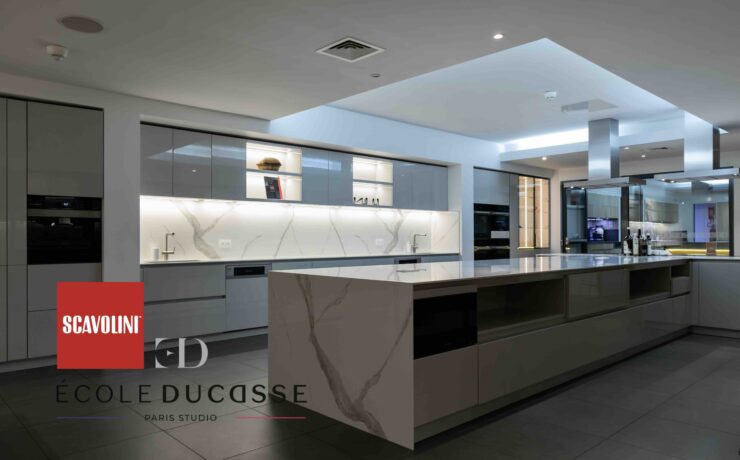 Dans le cadre de cette collaboration unique entre l’industriel transalpin et la référence incontestable en matière d’excellence pédagogique dans le domaine des arts culinaires et de la pâtisserie, Scavolini fournit deux modèles : “Liberamente” et “Carattere”. Le projet met en valeur deux entreprises d’excellence, unies par une forte capacité d’innovation et un soin méticuleux des détails.