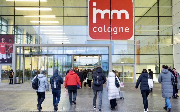 Confrontés à un contexte économique particulièrement morose (notamment en Allemagne), qui a entraîné un nombre important de désistements de la part d’exposants potentiels, les organisateurs de l’Imm Cologne, rendez-vous allemand du meuble et de la décoration, qui devait avoir lieu du 12 au 16 janvier 2025, ont pris la décision d’annuler l’événement. Concernant l’avenir, ils disent travailler déjà intensivement sur un nouveau format…